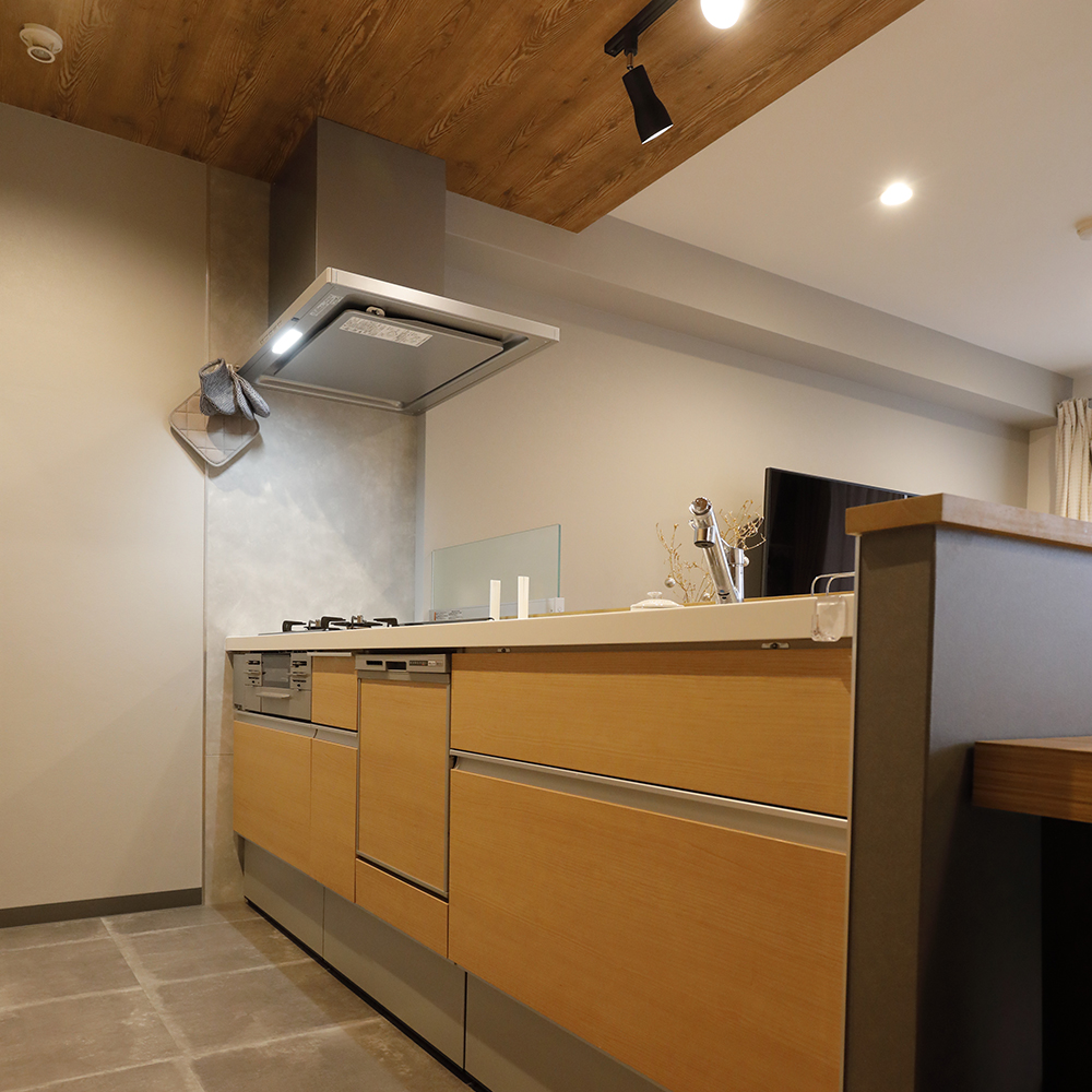 キッチンはLIXILシエラをセレクトしました。<br />
キッチンの側壁に設置できるサイドマントルレンジフードで、フルオープンのキッチンが実現しました。