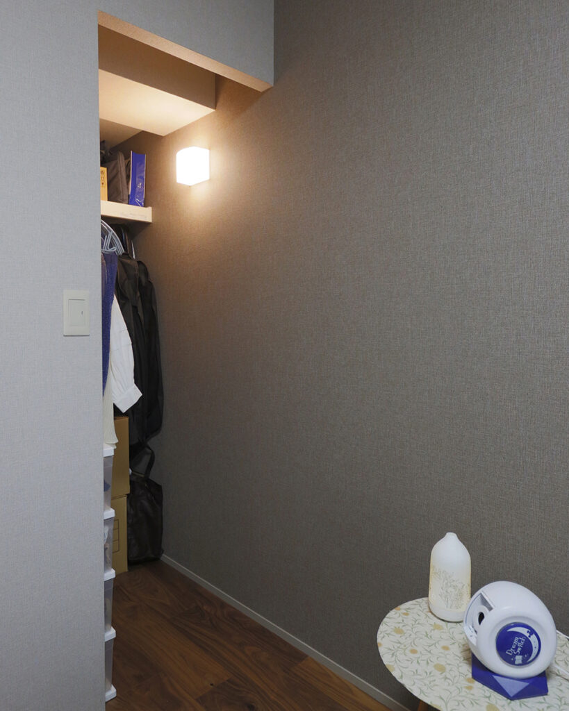 クローゼットの扉は外し、奥行きのあるオープンなウォークインクローゼットへと作り替えました。
収納力もアップしています。