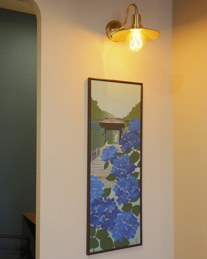 書斎の入り口横には、奥様の趣味である季節ごとの絵手ぬぐいが飾られており、暮らしに彩りを添えるギャラリーのような空間になっています。