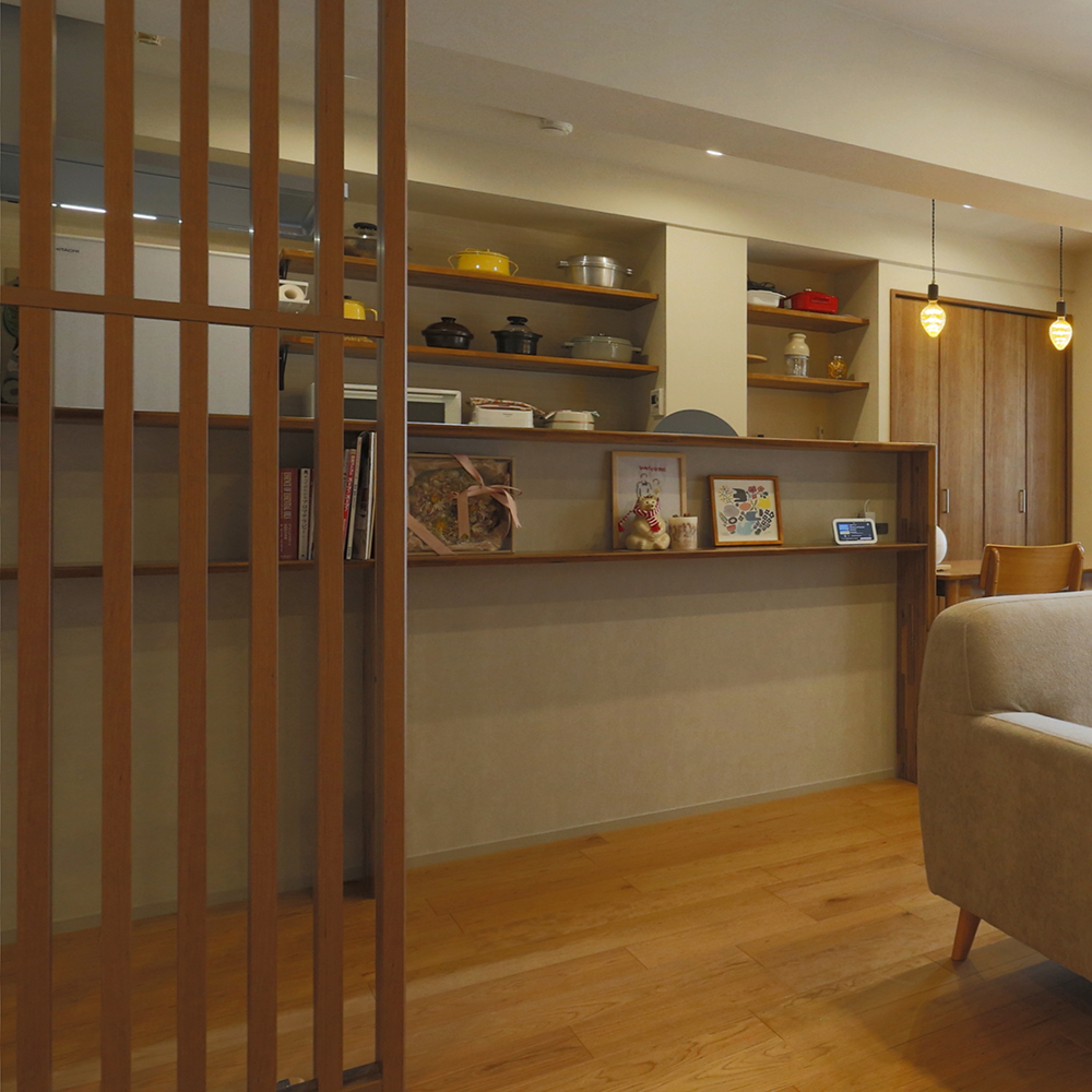 使い勝手にこだわり造作。
キッチン前の飾り棚。