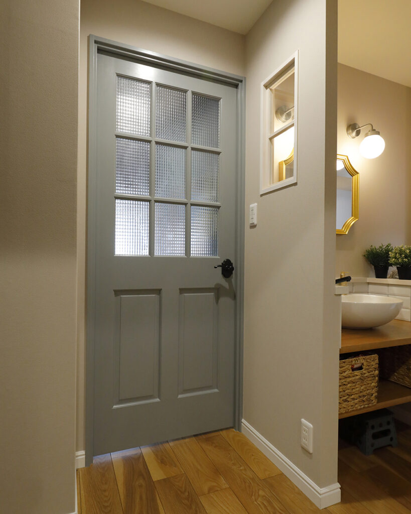 奥さまお気に入りのナガイの北欧風木製ドア。<br />
カラーはトラフィックグレー。