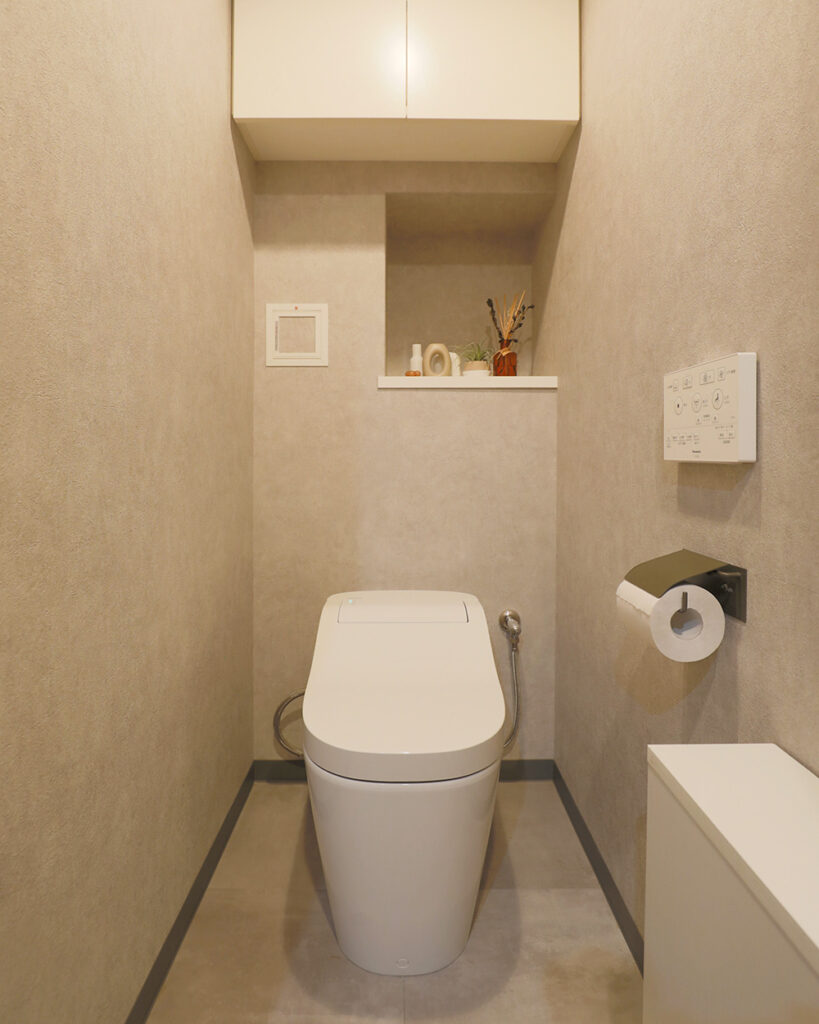 Panasonicアラウーノをセレクトしました。<br />
タンクレストイレでスッキリとした印象です。<br />
内装は、家全体のインテリアコーディネートと統一感のある優しいベージュの壁紙と床です。<br />
<br />
