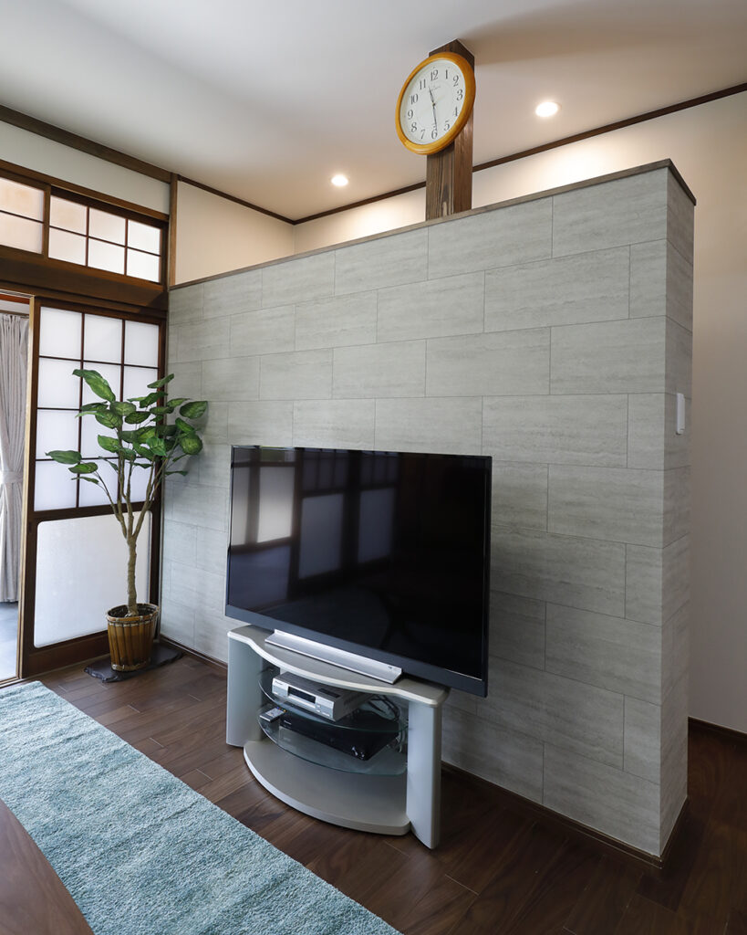 リビングの構造上抜けない柱を活かして、テレビ後ろに壁を立て、裏に収納を作りました。<br />
リビングの細々したものを収納できるので、お部屋はスッキリと使う事が出来ます。