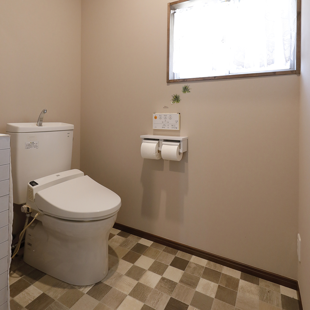 今回のリノベーションでトイレの位置も大きく変更しました。<br />
トイレはこれまで使われていたものを利用し、内装を手掛けました。<br />
