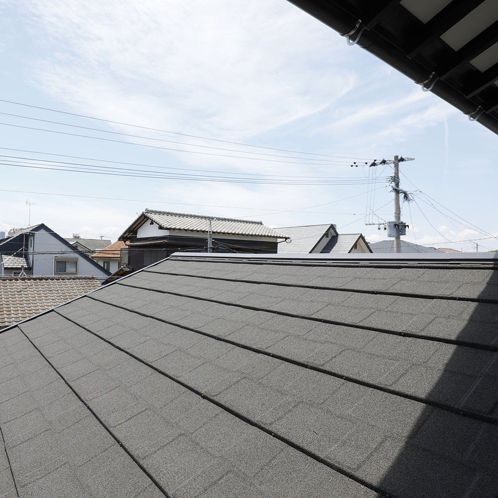 天然石ガルバリウム鋼板屋根材 エコルを施工させていただきました。<br />
超軽量で高耐久、メンテナンスフリーの屋根材です。