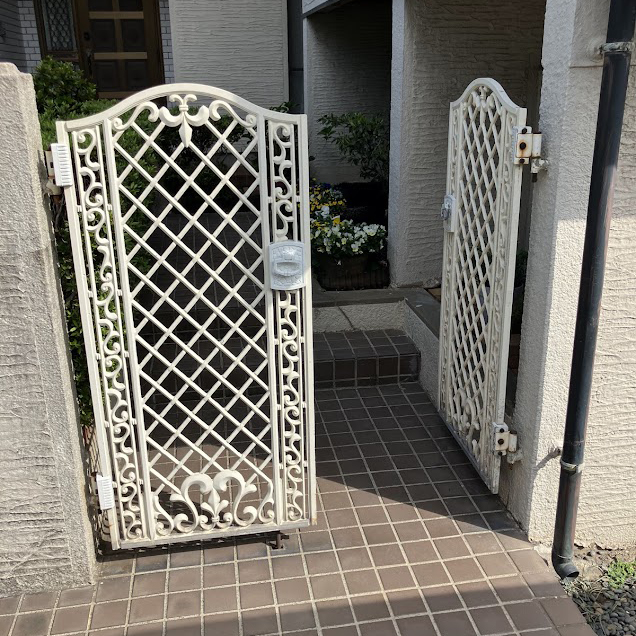 経年劣化で塗装が剥げてきていました。