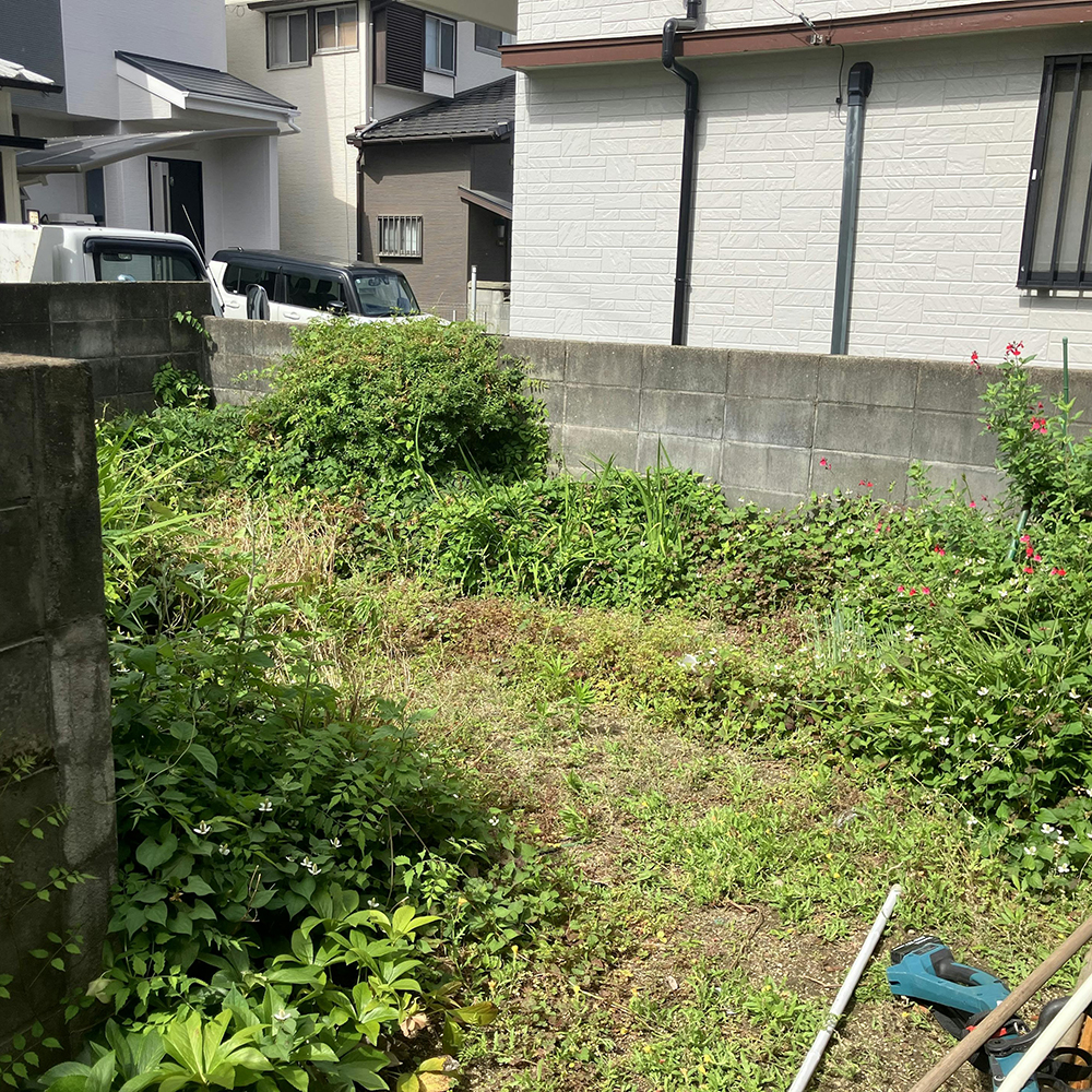 広い庭を有効活用して、車を停めるスペースがほしいとのことでした。