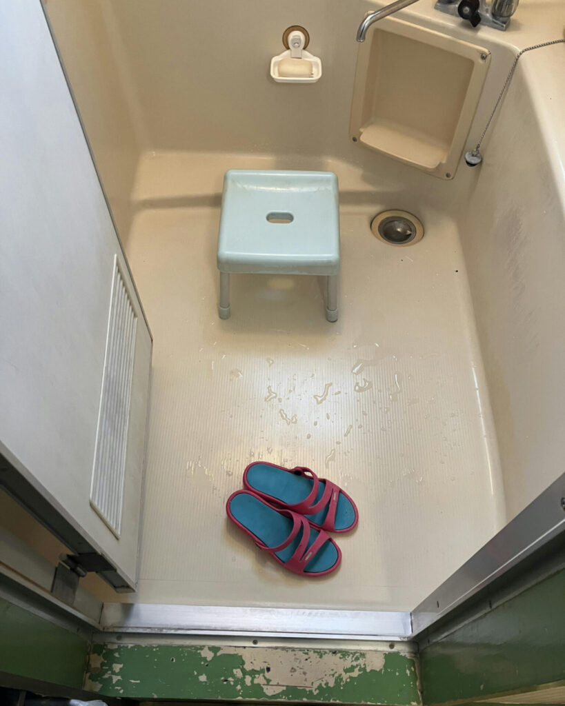 長年使用されてきた既存の浴室です。経年劣化が進み、湿気やカビ、水漏れの心配がある状態でした。
