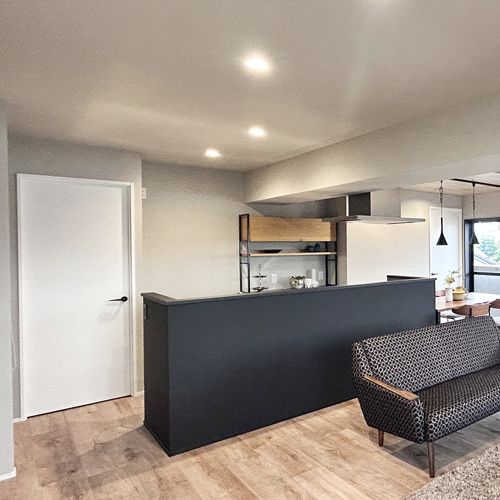 洋室はキッチンの左右から入る斬新な動線に。