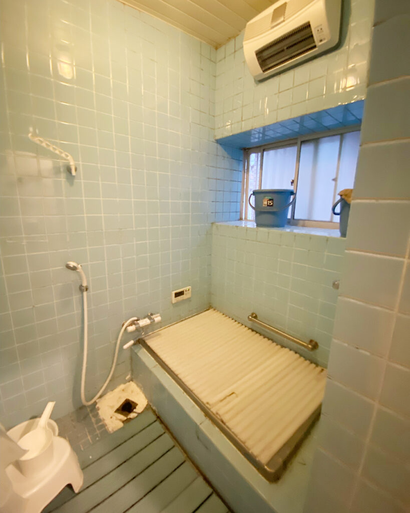 在来工法のタイル張りの浴室。<br />
長く使われ古さが目立っていました。