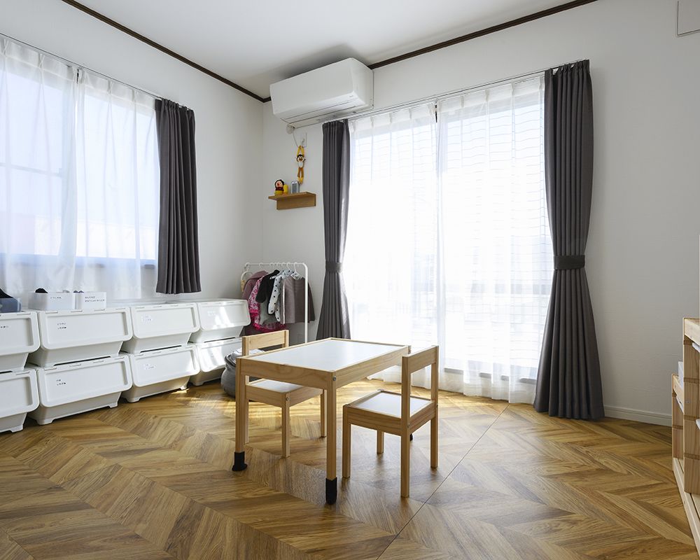 ２階の１室は子ども部屋へと作り替え。
ヘリンボーン柄のフロアタイルがアクセントの明るい空間に。
元々あった収納スペースの扉は取り払って、自由に使える棚へと作り替えました。