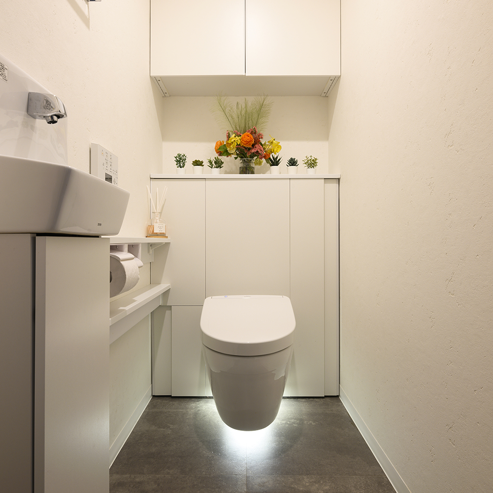 トイレはTOTO「レストパル」のフロータイプを採用し、タンクが見えないスッキリとしたデザインに。
間接照明を組み合わせることで、空間に広がりと高級感をプラスしました。