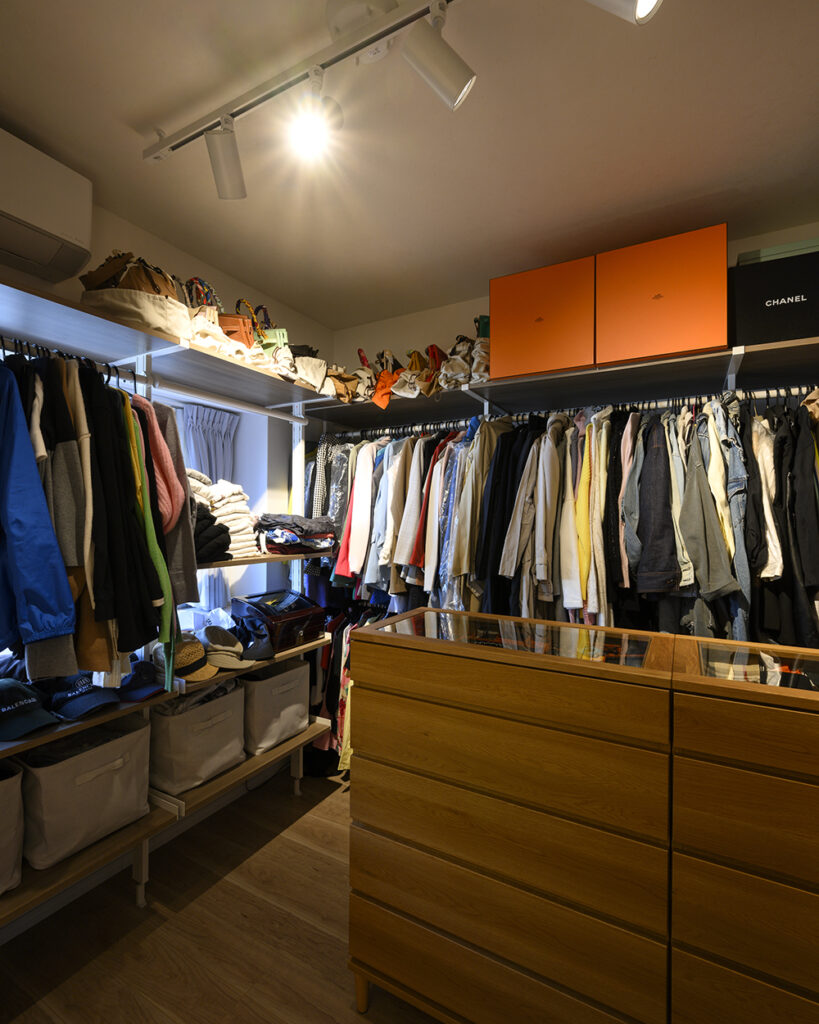 ご夫婦のこだわりの衣裳部屋。
衣類を取り出しやすいよう部屋の四方に棚を設け、中央にジュエリーキャビネットを配置しました。