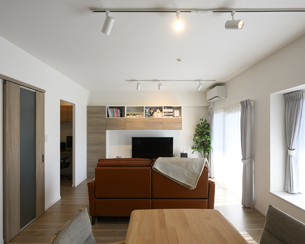 白を基調に木目のアクセントを効かせた、すっきりとしたナチュラルモダンな空間が誕生。
Panasonicの建具や壁面収納で統一感を持たせ、生活感を抑えて洗練された雰囲気に。