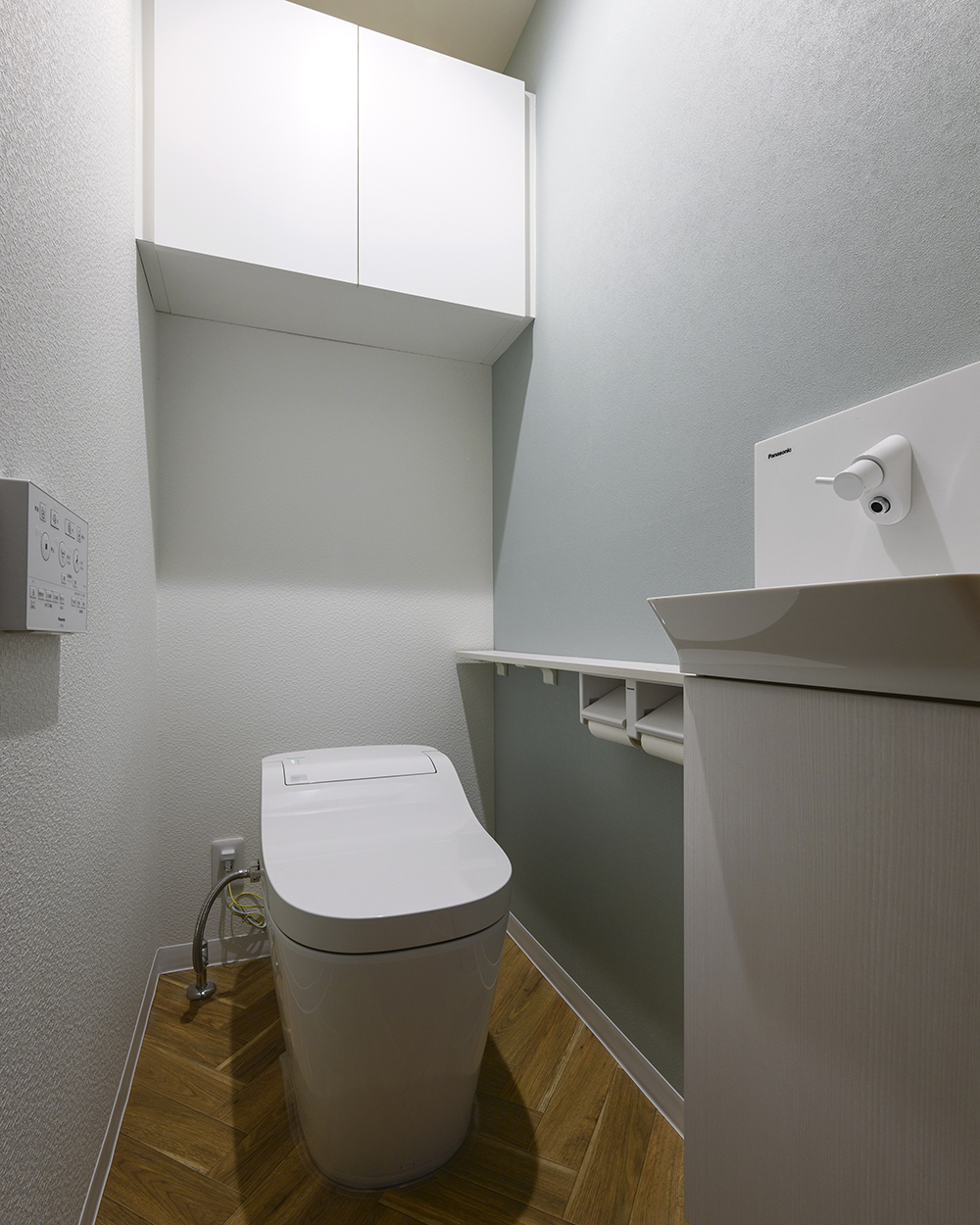【トイレの収納問題】トイレットペーパーから掃除道具まで、スッキリ隠す収納術