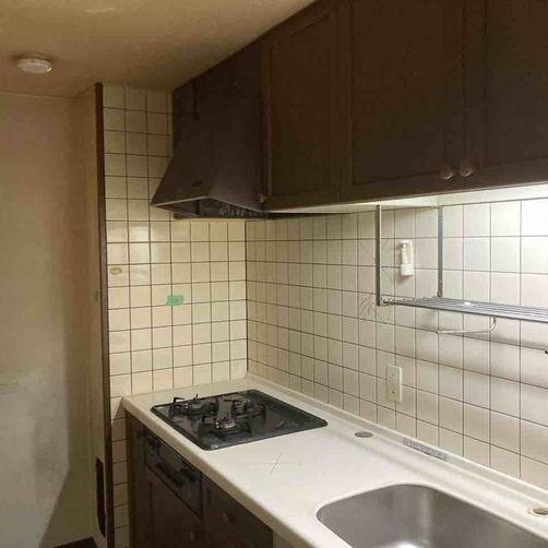 リノベーション前のキッチンは独立していました。