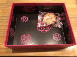 唯一ひとりだけ、 お菓子ＢＯＸが溢れているのが・・・