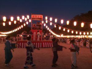 やぐらを立てた盆踊り