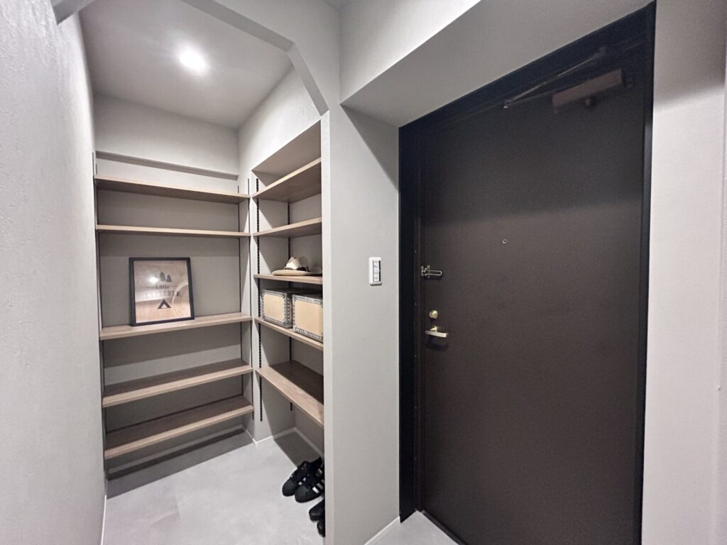 浴室を移動させたことでできたスペースには、玄関から土足でいけるシューズクローゼットをを作りました。